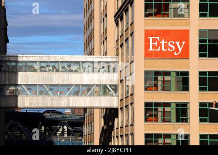 Sede centrale di Etsy, 117 Prospect St, Brooklyn, New York. Uffici aziendali di un mercato di e-commerce nel quartiere di Dumbo con ponte sospeso Foto Stock