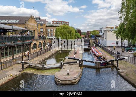 Il Camden Lock, noto anche come Hampstead Road Locks, è una doppia serratura ad azionamento manuale sul Regent's Canal, nelle immediate vicinanze del Camden Market. Foto Stock