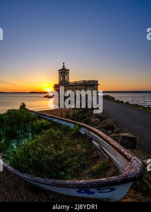 Riserva d'acqua Rutland vicino Oakham in Rutland, mentre il sole tramonta oltre la Chiesa di San Matteo (Chiesa di Normanton AKA). Foto Stock