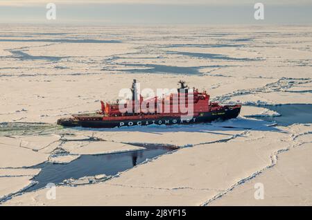 I 50 anni di vittoria (50 Let Pobody) rompighiaccio nucleare che sbatte attraverso il ghiaccio marino in rotta verso il Polo Nord geografico, preso da un elicottero Foto Stock