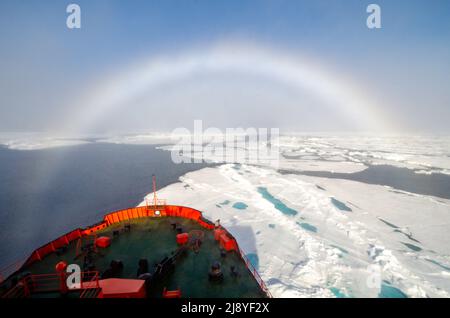 Una rara prua di nebbia pende sul ghiaccio marino nell'Oceano Artico di fronte ai 50 anni di Victory (50 Let Pobody) rompighiaccio nucleare Foto Stock