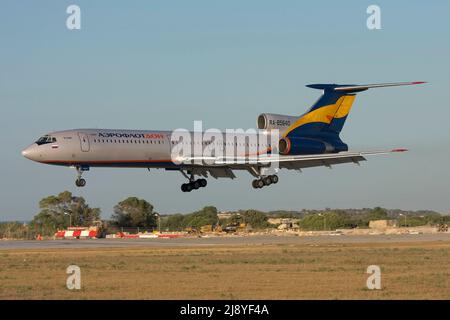 Aeroflot (Donavia) Tupolev Tu-154M atterraggio pista 32 negli ultimi raggi di sole. Foto Stock