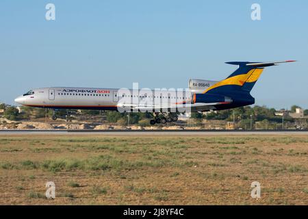Aeroflot (Donavia) Tupolev Tu-154M atterraggio pista 32 negli ultimi raggi di sole. Foto Stock