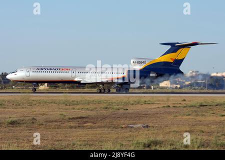 Aeroflot (Donavia) Tupolev Tu-154M atterraggio pista 32 negli ultimi raggi di sole. Foto Stock