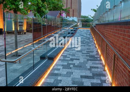 Passerella accanto alle Lock29 a Banbury all'alba. Lungomare di Castle Quay. Banbury, Oxfordshire, Inghilterra Foto Stock