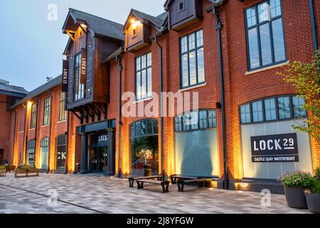 Lock29 facciata a Banbury all'alba. Lungomare di Castle Quay. Banbury, Oxfordshire, Inghilterra Foto Stock