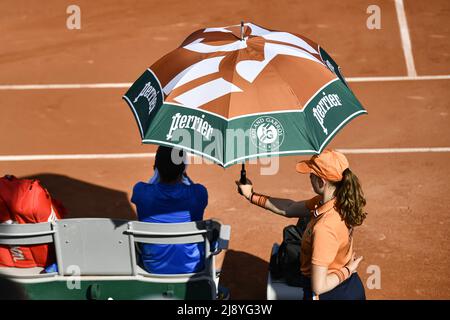 L'illustrazione mostra l'ombrello o il parasolo tenuto da un bambino di palla sopra un giocatore a causa del calore durante il French Open (Roland-Garros) 2022, torneo di tennis Grand Slam il 17 maggio 2022 allo stadio Roland-Garros di Parigi, Francia - Foto: Victor Joly/DPPI/LiveMedia Foto Stock