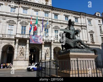 Municipio di Torino con statua del Conte Verde, Amadeus VI, Conte di Savoia, segno più per le finali della canzone Eurovisione, svoltesi a Torino nel 2022. Foto Stock