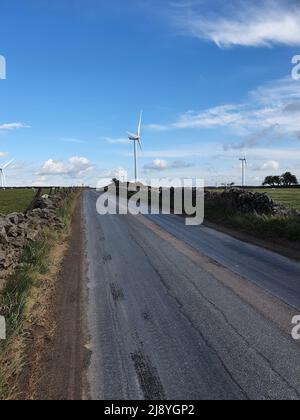 Turbine eoliche sulla strada non lontano da Harboro Rocks in Inghilterra Derbyshire. Foto Stock