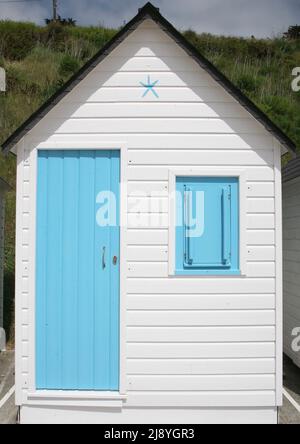 Un rifugio sulla spiaggia blu e bianco Foto Stock