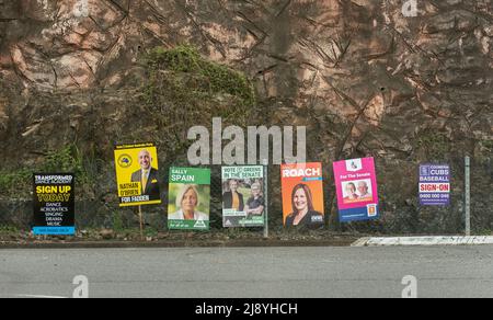 Poster delle elezioni federali australiane (corflauti) per i candidati maggio 2022. Esposizione stradale all'incrocio sulla Gold Coast, Queensland. Foto Stock