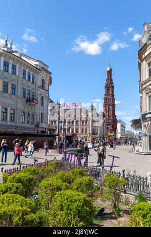 Kazan, Russia - 7 maggio 2022: Kazan Street view con il campanile della Chiesa Epifania, gente comune cammina per la strada. Bauman Street è una strada pedonale Foto Stock