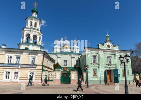 Kazan, Russia - 7 maggio 2022: La gente cammina vicino alla Cattedrale di Nikolsky. Si tratta di un complesso di templi della diocesi kazana e tatarstana del CH ortodosso russo Foto Stock
