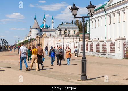 Kazan, Russia - 7 maggio 2022: Kazan Street view, gente comune cammina per la strada fino al Cremlino. Bauman Street è una strada pedonale a Kazan, il CAP Foto Stock