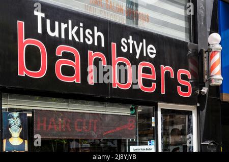 Insegna per un barbiere in stile turco e parrucchiere, Sauchiehall Street, Glasgow, Scozia, Regno Unito Foto Stock