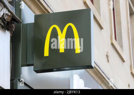 Logo aziendale per il fast food, Macdonalds, la famosa catena alimentare americana Foto Stock