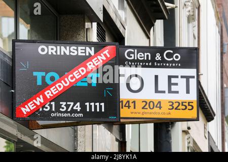 Cartelli di proprietà fuori dalla proprietà commerciale vuota che indicano la proprietà da lasciare. Centro di Glasgow, Scozia, Regno Unito Foto Stock