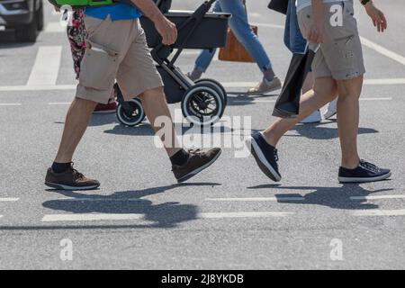 pedoni irriconoscibili sulla strada Foto Stock