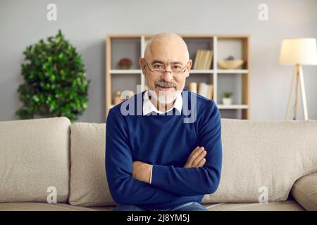 Ritratto di felice uomo d'affari vecchio guardare la fotocamera Foto Stock