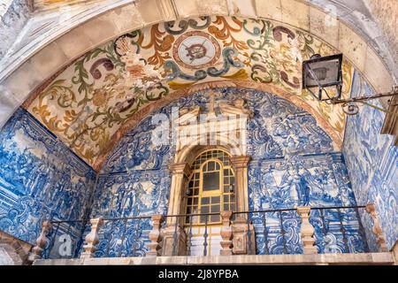 Vista su Azulejo e soffitto decorato di porta da Vila l'ingresso principale del medievale Obidos, Portogallo Foto Stock