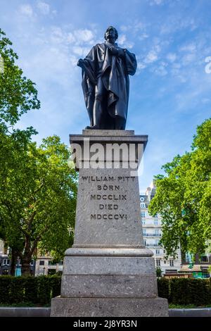 William Pitt la statua più giovane su Hanover Square Mayfair London. Iscrizione William Pitt, nato MDCCLIX, morì MDCCCVI (1759 - 1806). Eretto 1831. Foto Stock