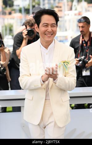 Lee Jung-Jae durante la Fotocall Hunt durante il Festival del Cinema di Cannes 75th a Cannes, Francia. Data immagine: Giovedì 19 maggio 2022. Foto Stock