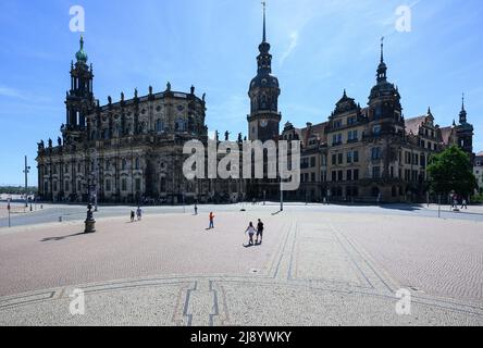 Dresda, Germania. 19th maggio 2022. Vista sulla Theaterplatz con la Hofkirche (l-r), la Hausmannsturm e la Residenzschloss. Credit: Robert Michael/dpa/Alamy Live News Foto Stock