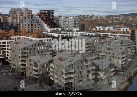 Oslo, Norvegia. 30 aprile 2022: Oslo City scape Aerial, sviluppo moderno. Appartamenti e uffici. Architettura moderna nel centro della capitale Norwa Foto Stock