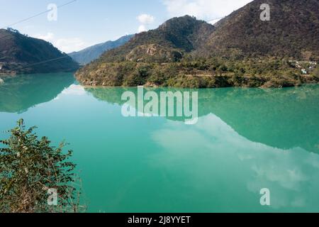 Fiume Alaknanda tra Srinagar e Rudraprayag nella regione di Garhwal di Uttarakhand, India. 21st gennaio 2022. Foto Stock