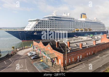 Cobh, Cork, Irlanda. 19th maggio 2022. Nave da crociera Spirit of Adventure legata al fondale delle acque profonde accanto al centro storico di Cobh, Co. Cork, Irlanda. - Credit; David Creedon / Alamy Live News Foto Stock