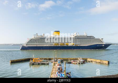 Cobh, Cork, Irlanda. 19th maggio 2022. La nave da crociera Spirit of Adventure attraversa la banchina dei pescatori mentre si trova in un ormeggio a Cobh, Co. Cork, Irlanda. - Credit; David Creedon / Alamy Live News Foto Stock