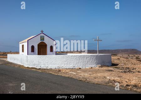 Una bella chiesa dipinta di bianco chiamata Capela Nossa Senhora de Fatima, (Chiesa di nostra Signora di Fatima), Santa Maria, Isola di SAL, Capo Verde, Cabo Verde Foto Stock