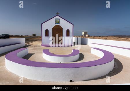 Una bella chiesa dipinta di bianco chiamata Capela Nossa Senhora de Fatima, (Chiesa di nostra Signora di Fatima), Santa Maria, Isola di SAL, Capo Verde, Cabo Verde Foto Stock