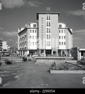 1960s, storico, Kabul, Afghanistan, vista sulla piazza fino allo Spinzar Hotel. Ufficio Air France accanto. In quest'epoca, la Spinzar Cotton Company di Kunduz era uno dei più grandi fornitori al mondo di cotone e fabbricava anche porcellana e operava alberghi e cinema. Nel 60s e fino alla fine del 70s, Kabul divenne qualcosa di una destinazione turistica, particolarmente conosciuta come un luogo nel processo 'hippie'. Tutto questo finì nel 1978, quando il presidente Daoud fu assassinato e nel 1979 l'Unione Sovietica invase il paese e i suoi militari presero Kabul. Foto Stock