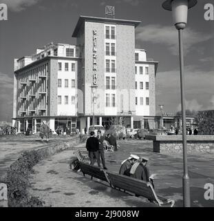 1960s, storico, Kabul, Afghanistan, vista sulla piazza fino allo Spinzar Hotel. Ufficio Air France accanto. In quest'epoca, la Spinzar Cotton Company di Kunduz era uno dei più grandi fornitori al mondo di cotone e fabbricava anche porcellana e operava alberghi e cinema. Nel 60s e fino alla fine del 70s, Kabul divenne qualcosa di una destinazione turistica, particolarmente conosciuta come un luogo nel processo 'hippie'. Tutto questo finì nel 1978, quando il presidente Daoud fu assassinato e nel 1979 l'Unione Sovietica invase il paese e i suoi militari presero Kabul. Foto Stock