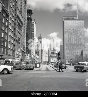 1960s, foto storica di J Allan Cash di N. Michigan Ave, Chicago, USA, che mostra il Maremont Bldg, blocco di uffici Prudential e automobili americane dell'epoca. La sede centrale della Prudential, società di assicurazioni americana, era un edificio di 41 piani completato nel 1955, e il suo significato è che fu il primo grattacielo costruito a Chicago dalla Grande depressione del 1930s e dalla seconda guerra mondiale. L'uscita e l'ingresso del parcheggio sotterraneo del Grant Park (Sud) Garage, un enorme parcheggio comunale con tre piani e 1.800 posti. Foto Stock