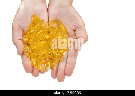 Le mani della donna tengono Omega 3 capsule isolate su sfondo bianco con spazio per il testo Foto Stock