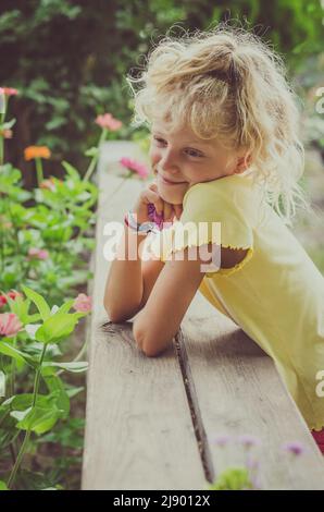 piccola ragazza bionda sorridente nella natura bella Foto Stock