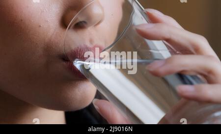 Closeup femmina labbra irriconoscibile donna bere acqua pulita casa consegna tenendo vetro pranzo mattina rituale quotidiano buona abitudine ragazza sensazione sete h Foto Stock