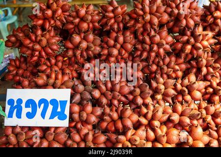 Mucchio di frutta zalacca matura nel mercato Foto Stock