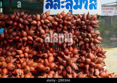 Mucchio di frutta zalacca matura nel mercato Foto Stock