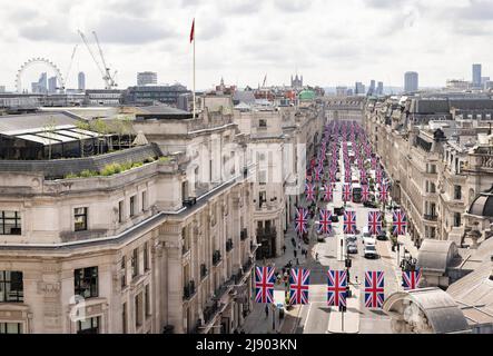 SOLO PER USO EDITORIALE viste generali di Regent Street, in quanto oltre 150 bandiere Union Jack sono messe in atto sopra Regent Street e St James?' a Londra per celebrare il Giubileo del platino della Regina Elisabetta II. Data immagine: Giovedì 19 maggio 2022. Foto Stock