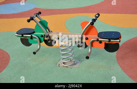 Columpios para niños en un parque infantil Foto Stock