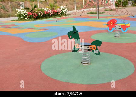 Columpios para niños en un parque infantil Foto Stock