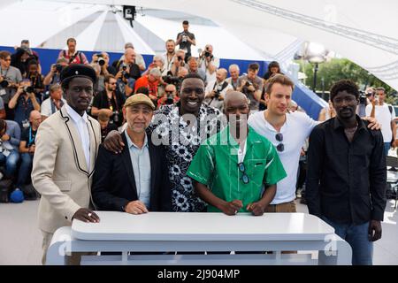 Bamar Kane, Mathieu Vadepied, Omar Sy, Alassane Diong, Jonas Bloquet e Alassane Sy partecipano alla fotocall per 'Tirailleurs' (padre e soldato) durante il festival annuale del cinema di Cannes 75th al Palais des Festivals il 19 maggio 2022 a Cannes, Francia. Photo by David Boyer/ABACAPRESS.COM Credit: Abaca Press/Alamy Live News Foto Stock