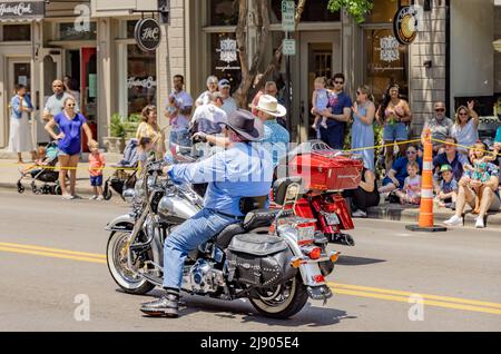 Uomini che cavalcano Harley Davidsons nella Franklin Rodeo Parade Foto Stock