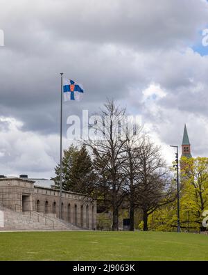 Bandiera del governo finlandese che vola in alto in un ventoso giorno primaverile Foto Stock