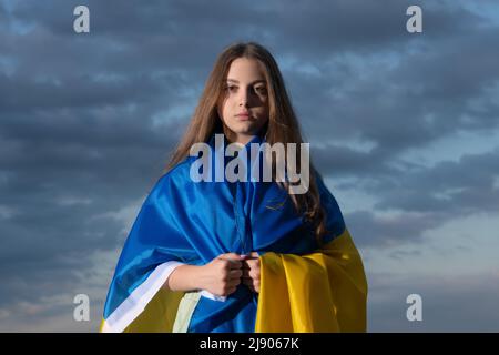 bambino patriottico ucraino con bandiera nazionale dell'ucraina. Foto Stock