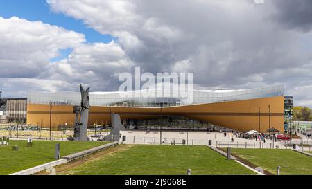 Biblioteca principale di Helsinki 'Oodi' e persone accessorie in una giornata di primavera Foto Stock