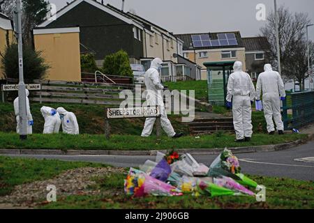 Foto del file datata 24/11/21 di investigatori della scena del crimine su Sheepstor Road a Plymouth, dopo che il corpo di una donna è stato trovato nella caccia per l'adolescente mancante di Plymouth Bobbi-Anne McLeod. La musicista Cody Ackland è stata incarcerata per tutta la vita con un minimo di 31 anni per l'assassinio di Bobbi-Anne McLeod, 18 anni, che ha rapito da una fermata dell'autobus mentre era sulla strada per incontrare gli amici a Plymouth nel mese di novembre. Data di emissione: Giovedì 19 maggio 2022. Foto Stock